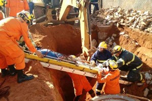 Trabalhador sendo resgatado após desmoronamento em obra causado por forte chuva